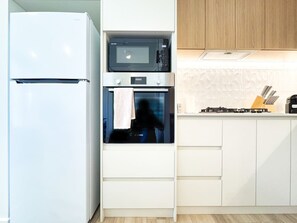 Een koelkast, een microgolfoven, een oven, een kookplaat