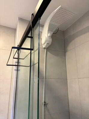 Shower, hair dryer, towels, soap - Barra Funda, Allianz, Memorial América Latina (São Paulo)