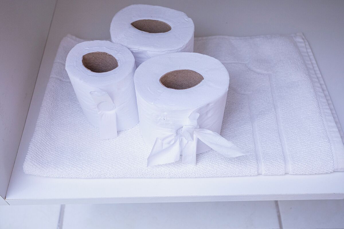 Drei Toilettenpapierrollen in einer Schachtel.