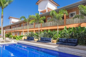 Vista frontal de la propiedad