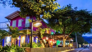 A brightly lit building with a sign that reads "Pineapple." - Azul da Cor do Mar (São Sebastião)