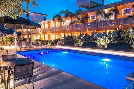 Una piscina al aire libre