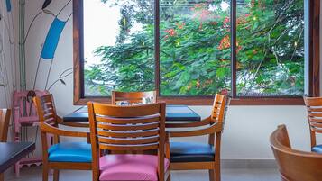 Café da manhã com buffet grátis todos os dias