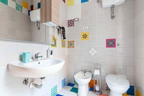 Dusche, Haartrockner, Bidet, Handtücher