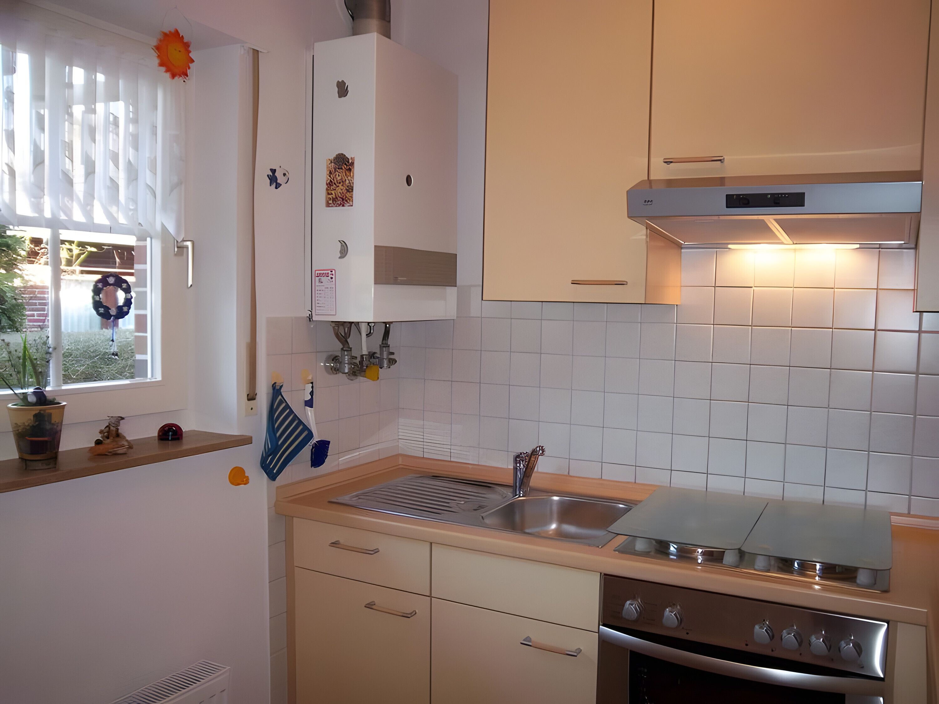 Kühlschrank, Ofen, Herdplatte, Wasserkocher mit Kaffee-/Teezubehör