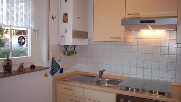 KĂŒhlschrank, Ofen, Herdplatte, Wasserkocher mit Kaffee-/Teezubehör