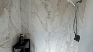 Douche, séchoir à cheveux, serviettes fournies, savon