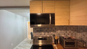 Private kitchen - Stylish 4BR Home w/ Pool – Minutes to Beaches & Downtown Melbourne (Melbourne)