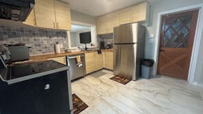 Private kitchen - Stylish 4BR Home w/ Pool – Minutes to Beaches & Downtown Melbourne (Melbourne)
