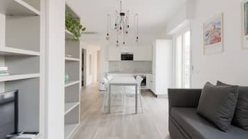 Appartement, balkon, uitzicht op rivier | Woonruimte | Een 30-inch flatscreentelevisie met satellietzenders