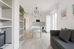 Apartment, Balkon, Flussblick | Wohnbereich