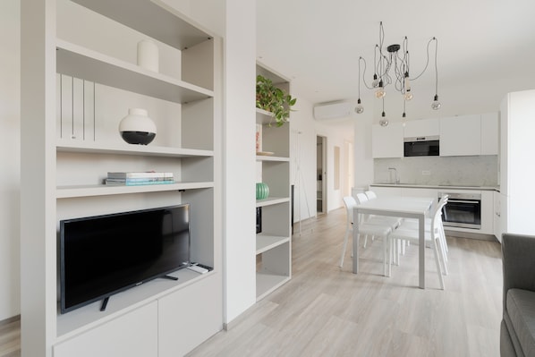 Apartemen, balkon, pemandangan sungai | Area keluarga | Televisi layar datar 30-inci dengan saluran TV satelit