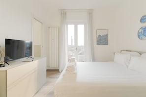 Apartemen, balkon, pemandangan sungai | Setrika/meja setrika dan Wi-Fi gratis