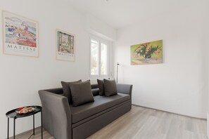 Appartamento, balcone, vista fiume | Area soggiorno | TV a schermo piatto 30 pollici con canali satellitari