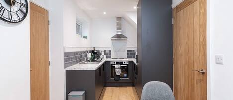 Kjøleskap, mikrobølgeovn, ovn og kokeplater