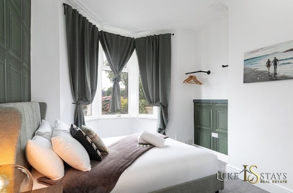 5 bedrooms, iron/ironing board, Internet, bed sheets