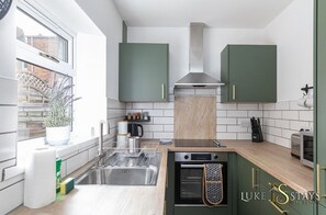 Fridge, microwave, oven, stovetop - Luke Stays - Whitehall Road (Tyne and Wear)