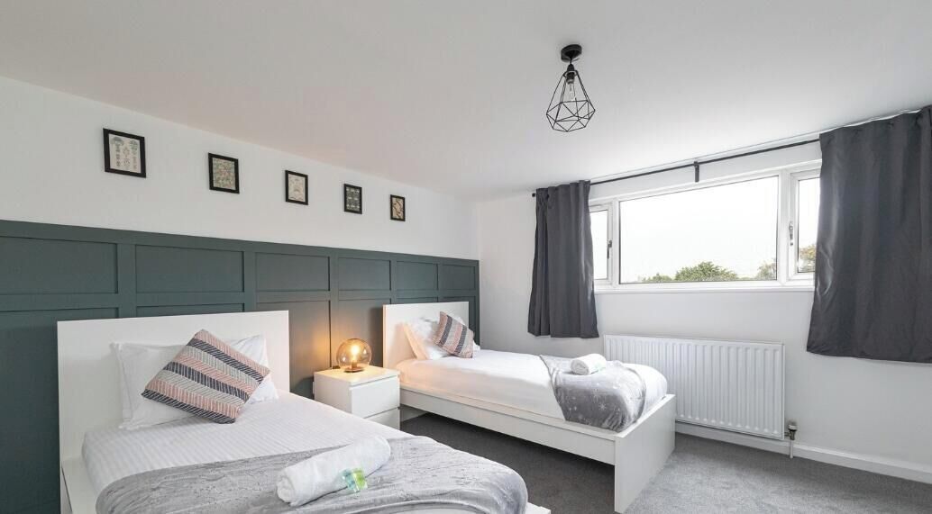 5 bedrooms, iron/ironing board, Internet, bed sheets