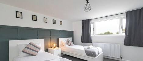 5 bedrooms, iron/ironing board, internet, bed sheets