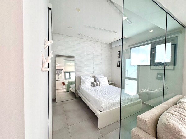 Desk, WiFi, bed sheets