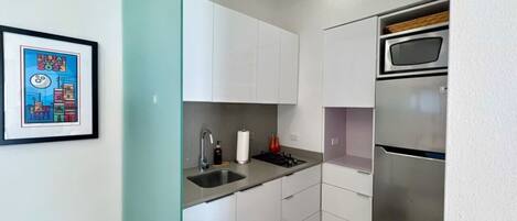 Fridge, oven, stovetop, cookware/dishes/utensils