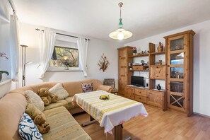 Una televisión, una chimenea