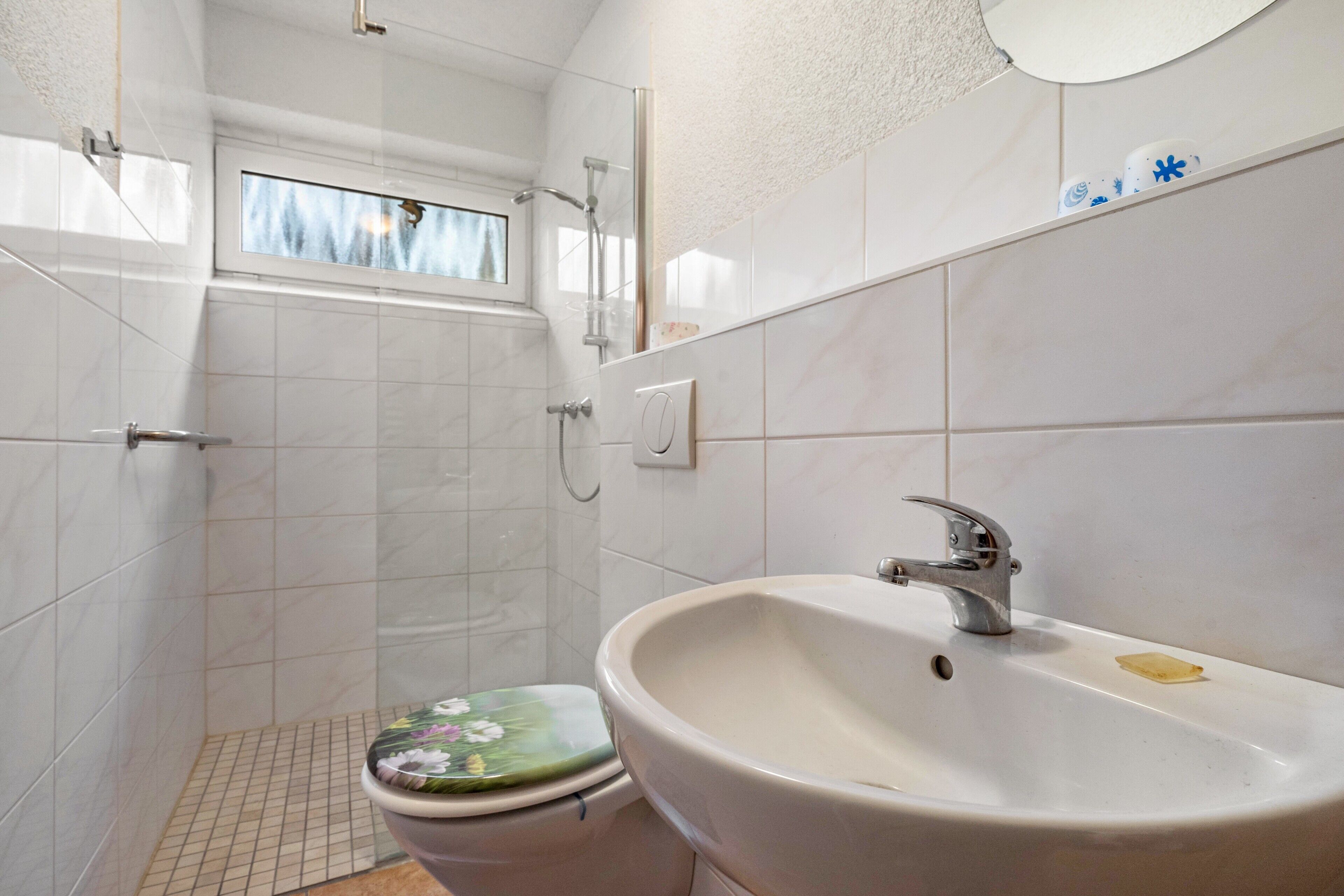 Chuveiro, toalhas de banho