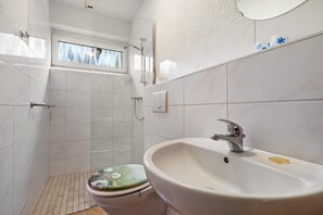 Chuveiro, toalhas de banho