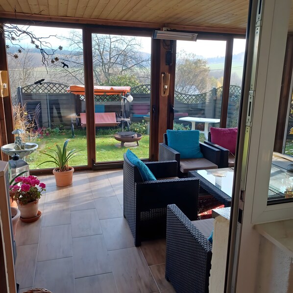 Een televisie en een open haard