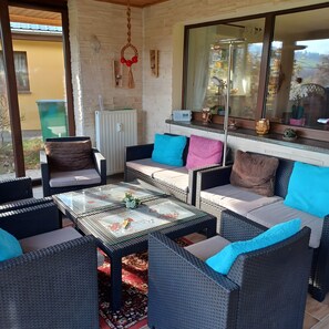 Een televisie en een open haard