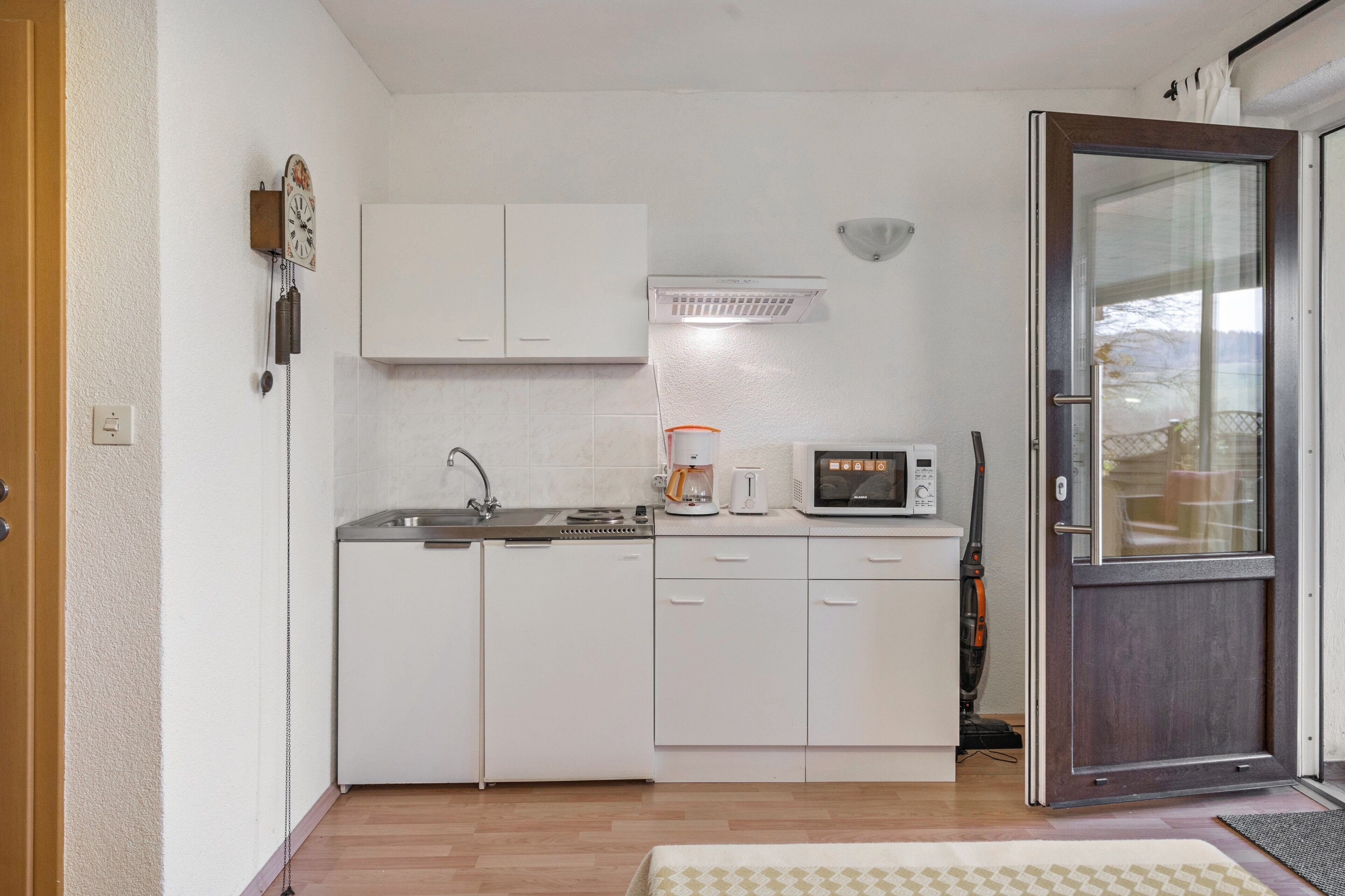Kühlschrank, Mikrowelle, Herdplatte, Wasserkocher mit Kaffee-/Teezubehör