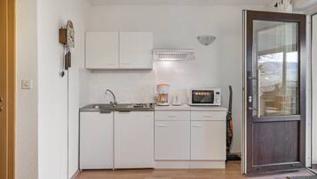 Kühlschrank, Mikrowelle, Herdplatte, Wasserkocher mit Kaffee-/Teezubehör