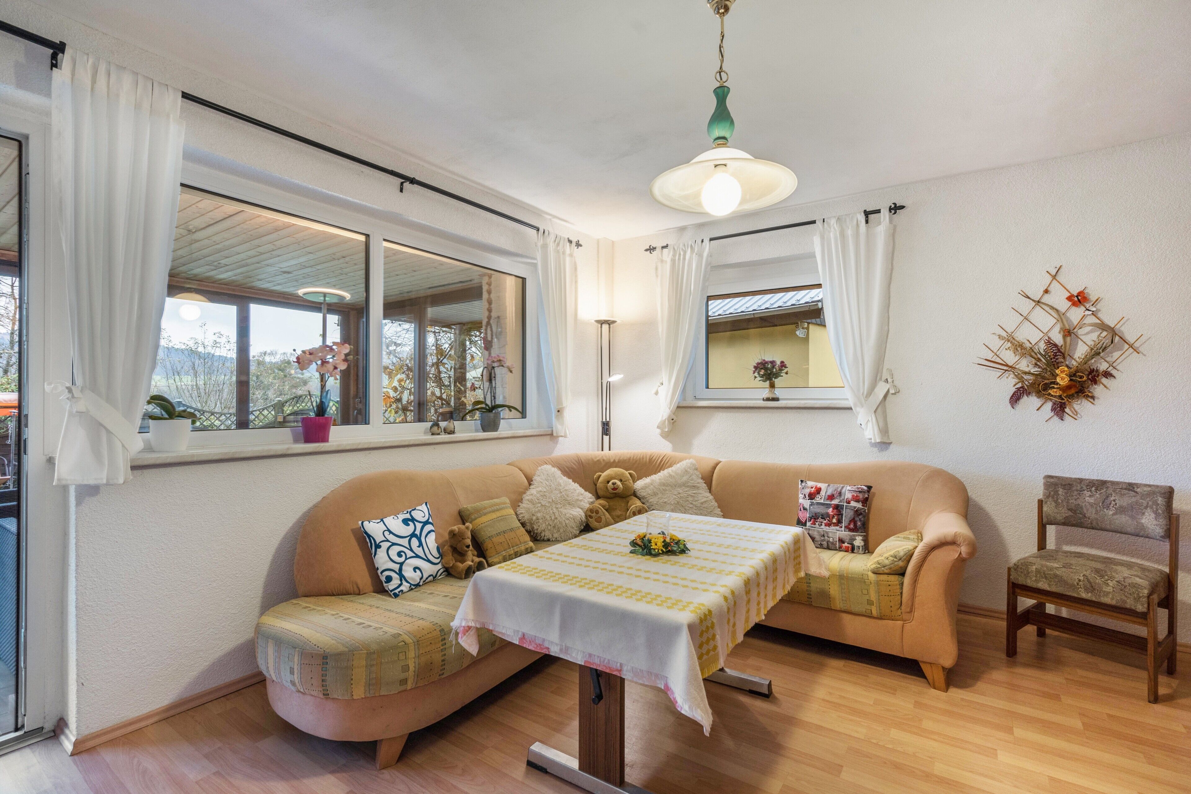 Een televisie en een open haard