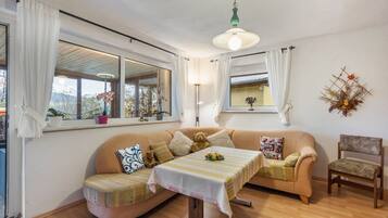 Een televisie en een open haard