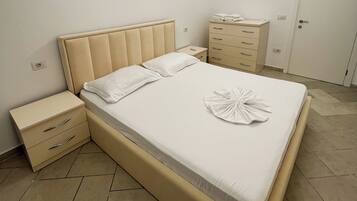 2 slaapkamers, een strijkplank/strijkijzer, internet, beddengoed