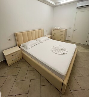 2 slaapkamers, een strijkplank/strijkijzer, internet, beddengoed