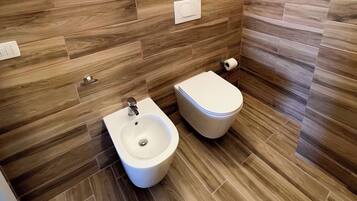 Een douche, een haardroger, een bidet, handdoeken