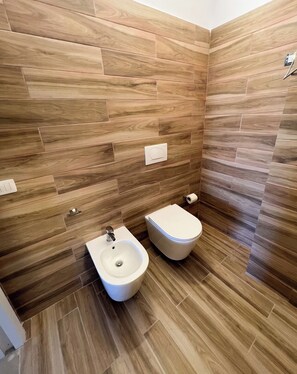 Een douche, een haardroger, een bidet, handdoeken