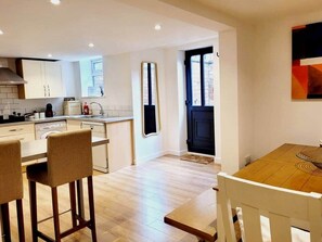 Fridge, microwave, oven, stovetop - Spacious 3-Bed Cheltenham Family Base with Parking (Cheltenham)