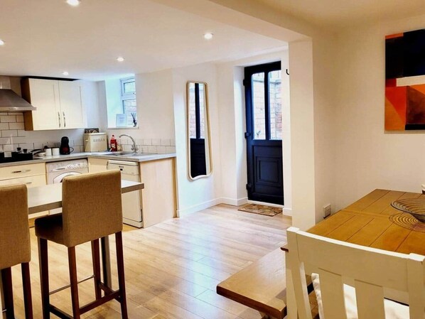 ثلاجة، ميكروويف، فرن، موقد طهي مسطح