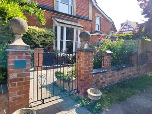 المنطقة المحيطة بالمنشأة