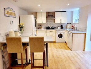 ثلاجة، ميكروويف، فرن، موقد طهي مسطح