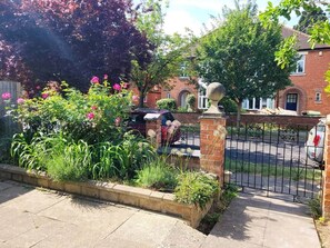 Property grounds - Spacious 3-Bed Cheltenham Family Base with Parking (Cheltenham)