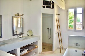 Hair dryer, towels, soap, toilet paper - Bastide Aixoise 11 people (Aix-en-Provence)