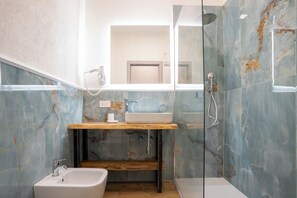 Klassieke kamer, uitzicht op heuvels | Badkamer | Een douche, een haardroger, pantoffels, handdoeken