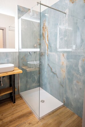 Kahden hengen deluxe-huone, kaupunkinäköala | Kylpyhuone | Suihku, hiustenkuivaaja, tohvelit, pyyhkeet