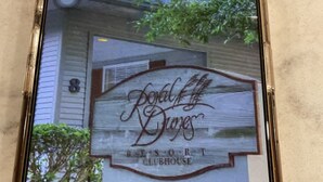 Een bordje voor Royal Dunes Resort & Clubhouse.