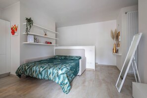 1 chambre, bureau, fer et planche à repasser, lit parapluie