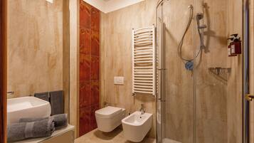 Dusche, Haartrockner, Bidet, Handtücher