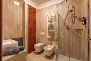 Douche, sèche-cheveux, bidet, serviettes fournies